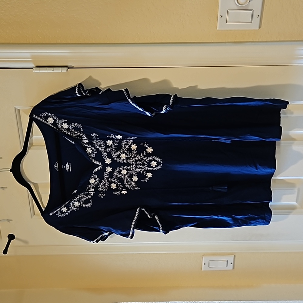 St. JOHN'S Bay Navy Blue and White embroidered blouse Size 1x